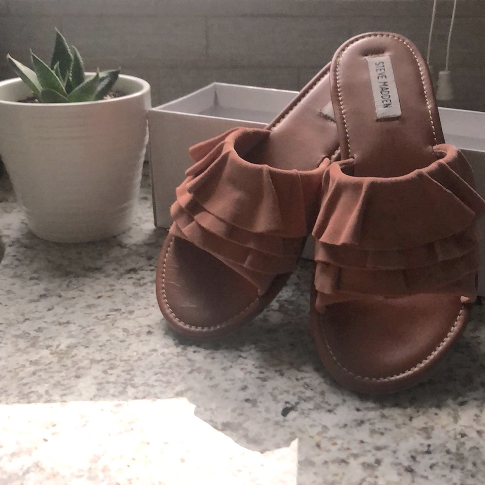 Steve Madden size 8 Getdown Sandal in Rose Suede